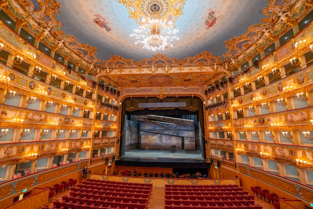 参观意大利威尼斯时所看到的剧院内部