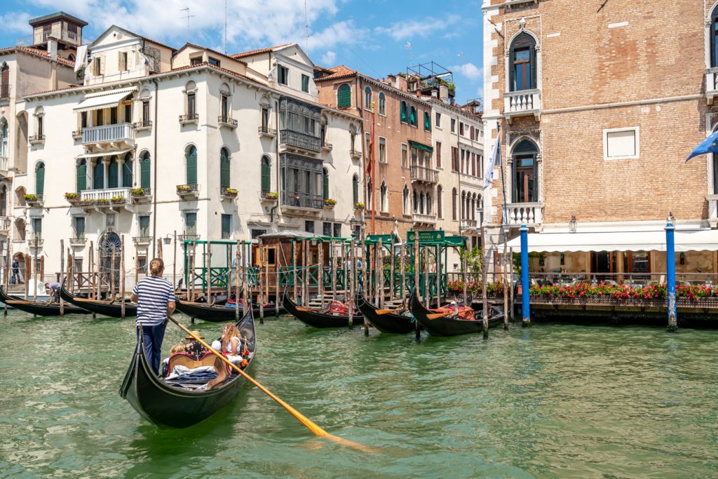 贡多拉被驾着穿过大运河，这是为期两天的威尼斯之旅中难忘的一幕