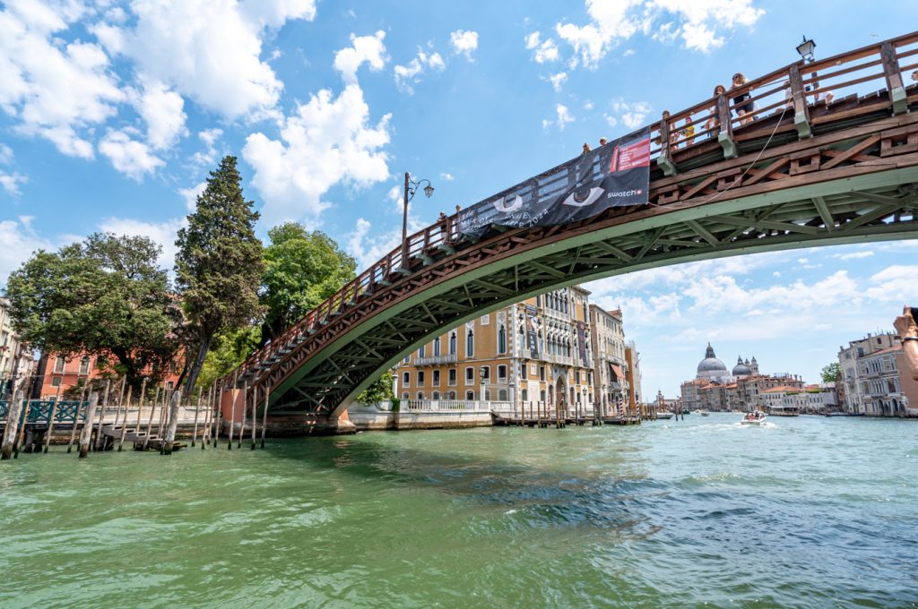木制的学院桥通往威尼斯的dorsoduro
