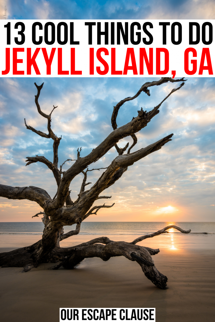 日落时的浮木海滩照片，黑色和红色的文字写着“杰基尔岛加13件很酷的事情”