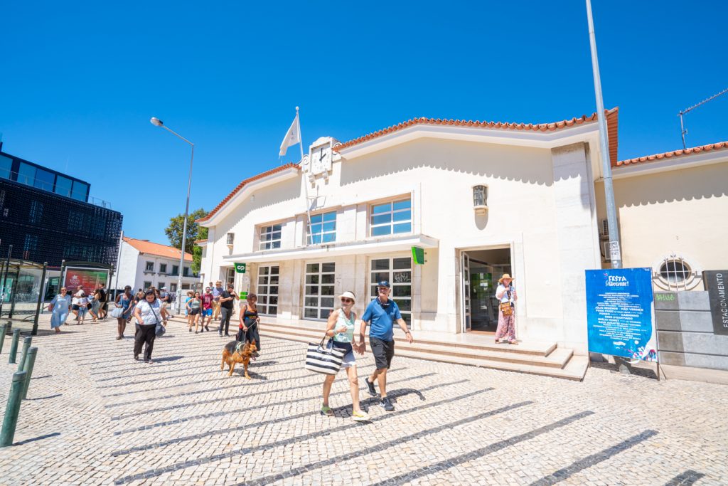 卡斯凯伊斯火车站的正面，这是您前往葡萄牙卡斯凯伊斯一日游的第一站