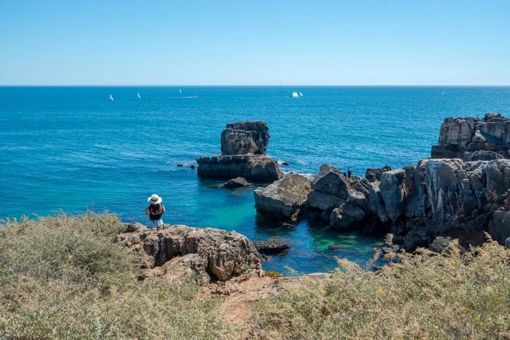 凯特在卡斯凯斯俯瞰大海，这是葡萄牙10天行程中有趣的一站