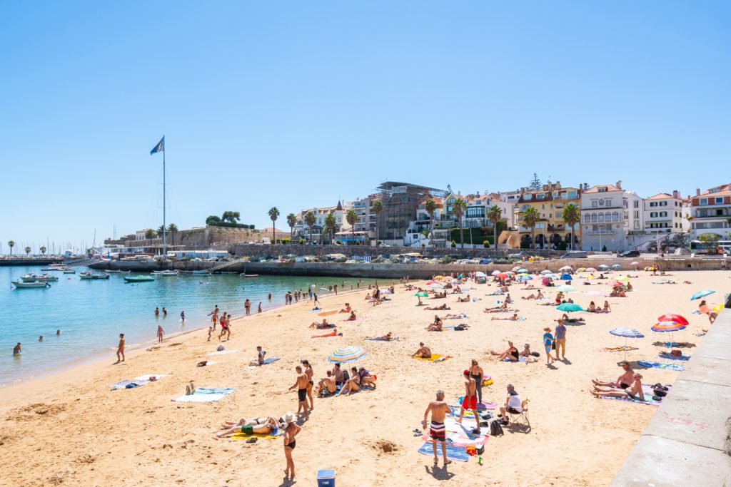 阳光灿烂的日子，葡萄牙卡斯凯拥挤的海滩