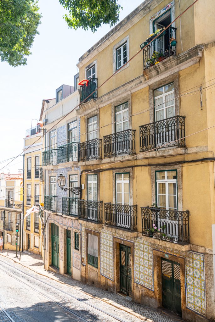 在里斯本的格拉萨，五颜六色的建筑和铁阳台，就像在葡萄牙旅行时看到的那样必威体育官方登录
