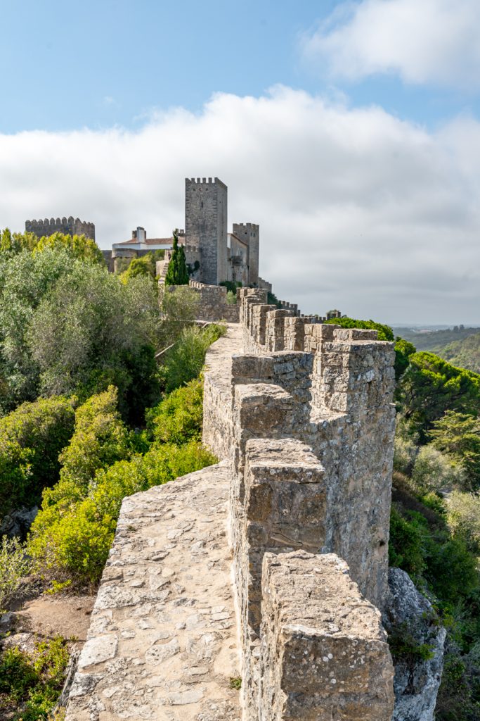 近距离观察奥比多斯城堡的城墙，这是在葡萄牙奥比多斯做的有趣的事情之一