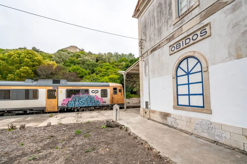 奥比多斯火车站，一辆涂鸦的火车驶进了车站