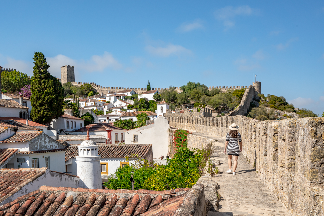 凯特沿着城堡的墙壁散步，这是在葡萄牙奥比多斯最好的事情之一