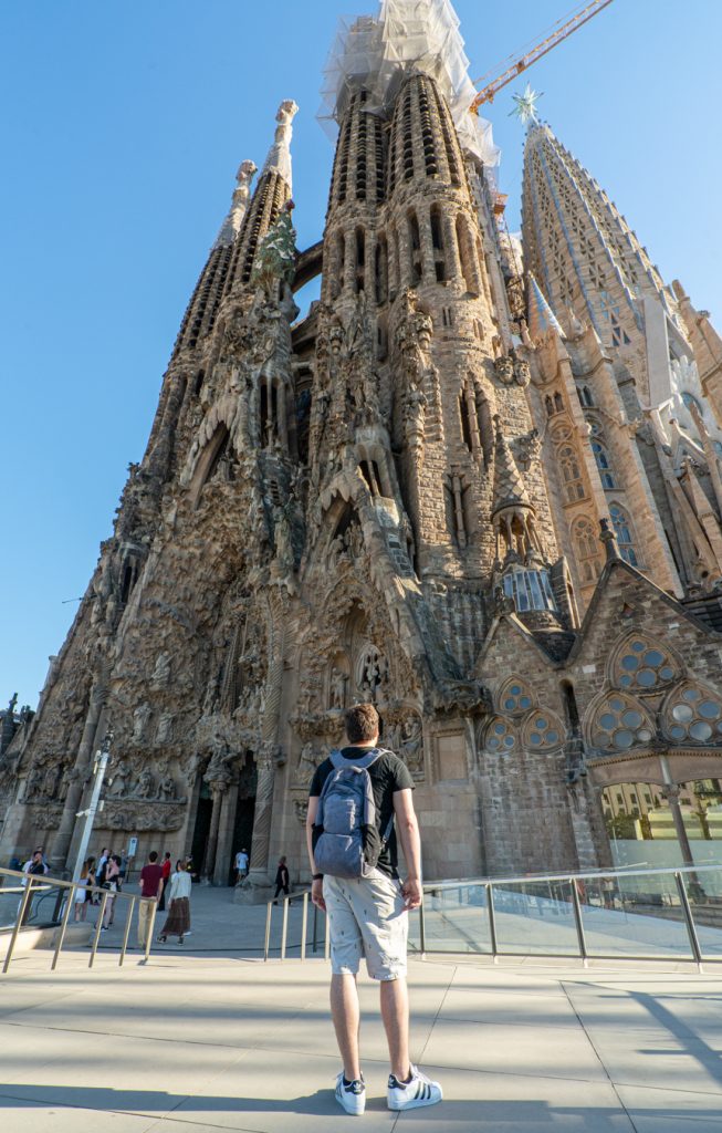 杰里米·斯托姆站在西班牙巴塞罗那圣家教堂前旅游指南必威体育官方登录