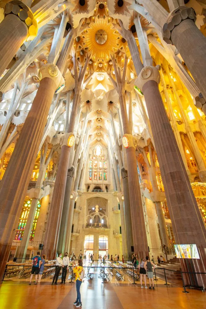 西班牙巴塞罗那圣家大教堂的内部，第一次去欧洲旅行时，这是一个令人惊叹的目的地必威体育官方登录