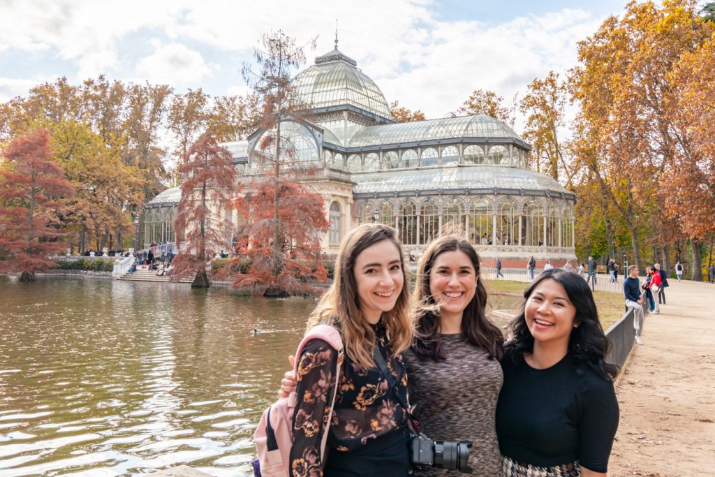秋天，凯特·斯道姆、索菲·纳多和克里斯蒂娜·胡安在马德里退休公园的水晶宫