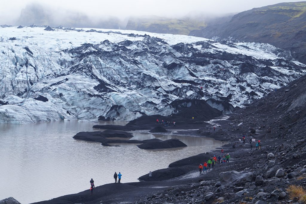 登山者正在接近冰岛Sólheimajökull冰川