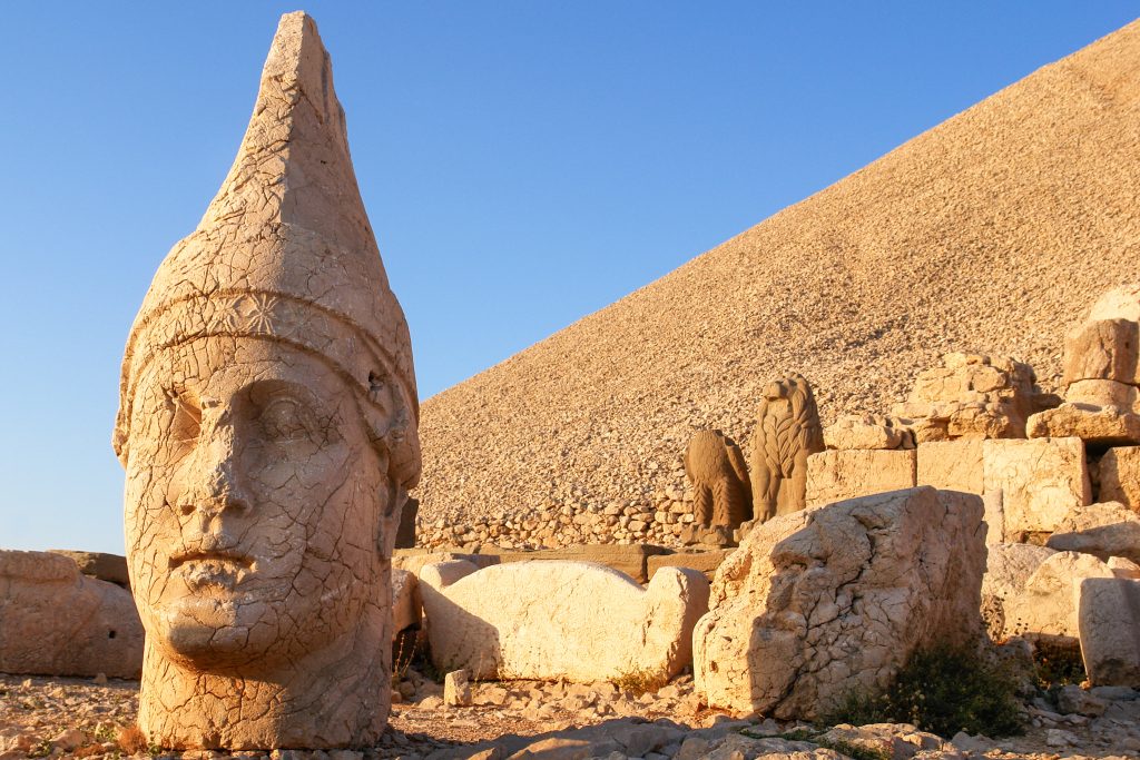 土耳其内姆鲁特山的雕像头像特写