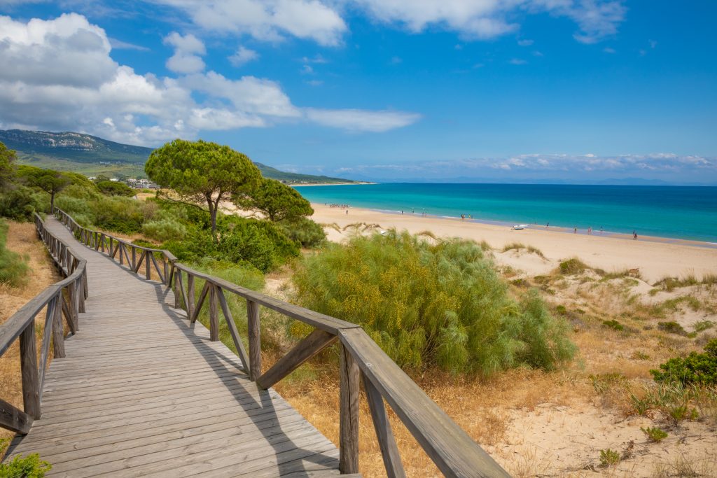 沿着塔里法海滩的木板路，塔里法是西班牙最好的沿海城镇之一