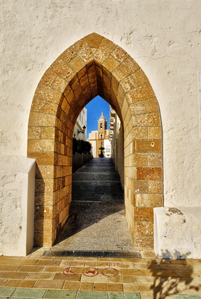 拱门通向罗塔的历史中心，这是西班牙最好的沿海城镇之一
