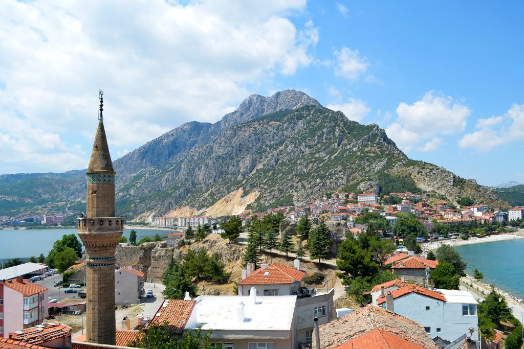 Egirdir镇从山上俯瞰，前景有一座尖塔