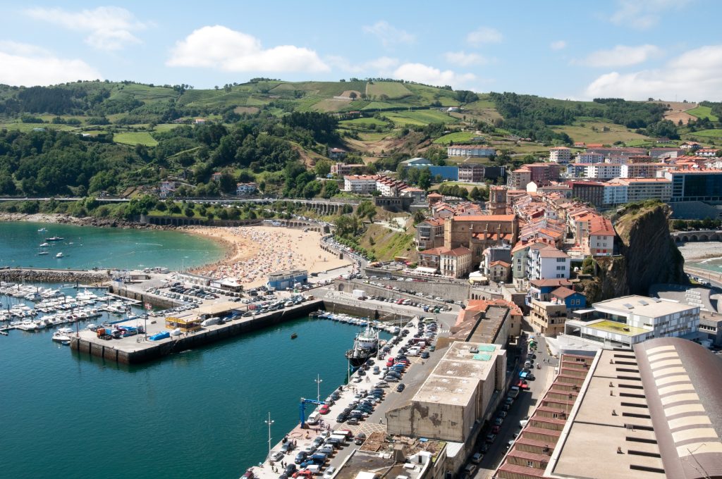 从上方俯瞰西班牙的getaria，西班牙最美丽的海滨村庄之一