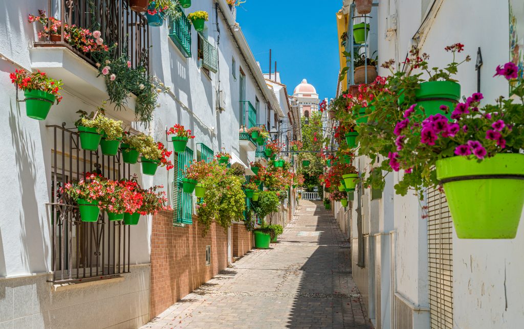 西班牙最好的海滨小镇之一，阳光海岸的埃斯特波纳，白色的街道两旁排列着五颜六色的花盆