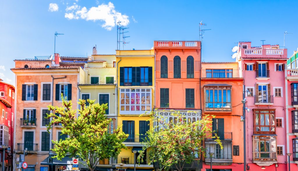帕尔马德马略卡五颜六色的建筑立面，西班牙最好的海滩城镇之一