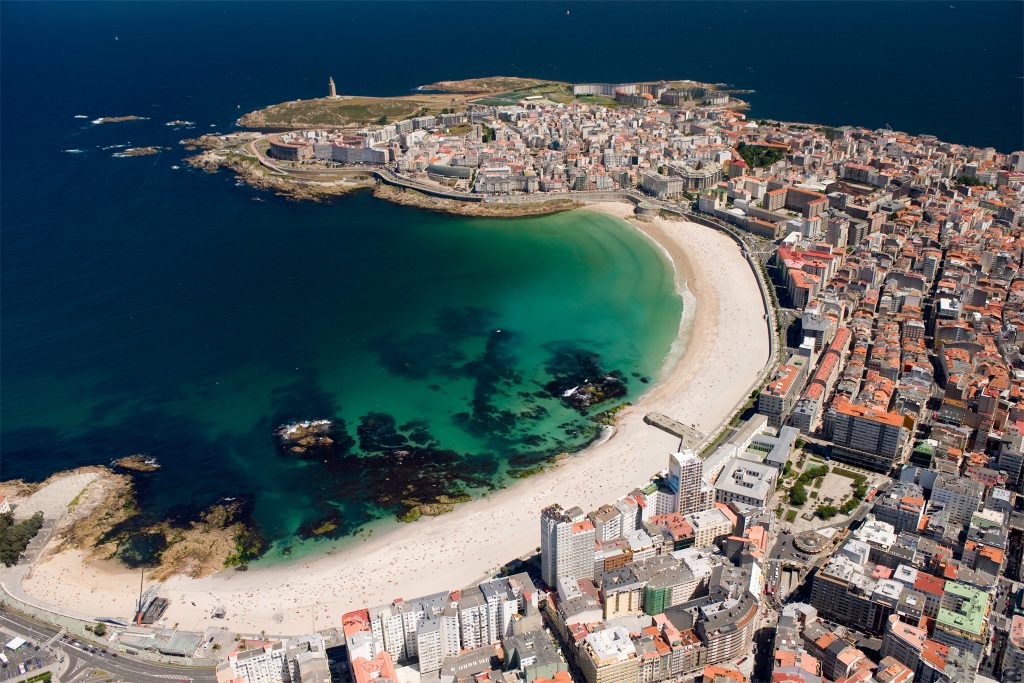 科鲁尼亚加利西亚的鸟瞰图，西班牙最好的海滨城镇之一