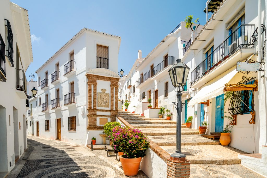 nerja是西班牙最美丽的海滨城镇之一，市中心白色的建筑