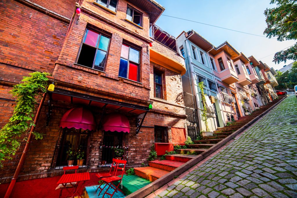 在土耳其巴拉特，沿着陡峭的石头街道排列着五颜六色的房子