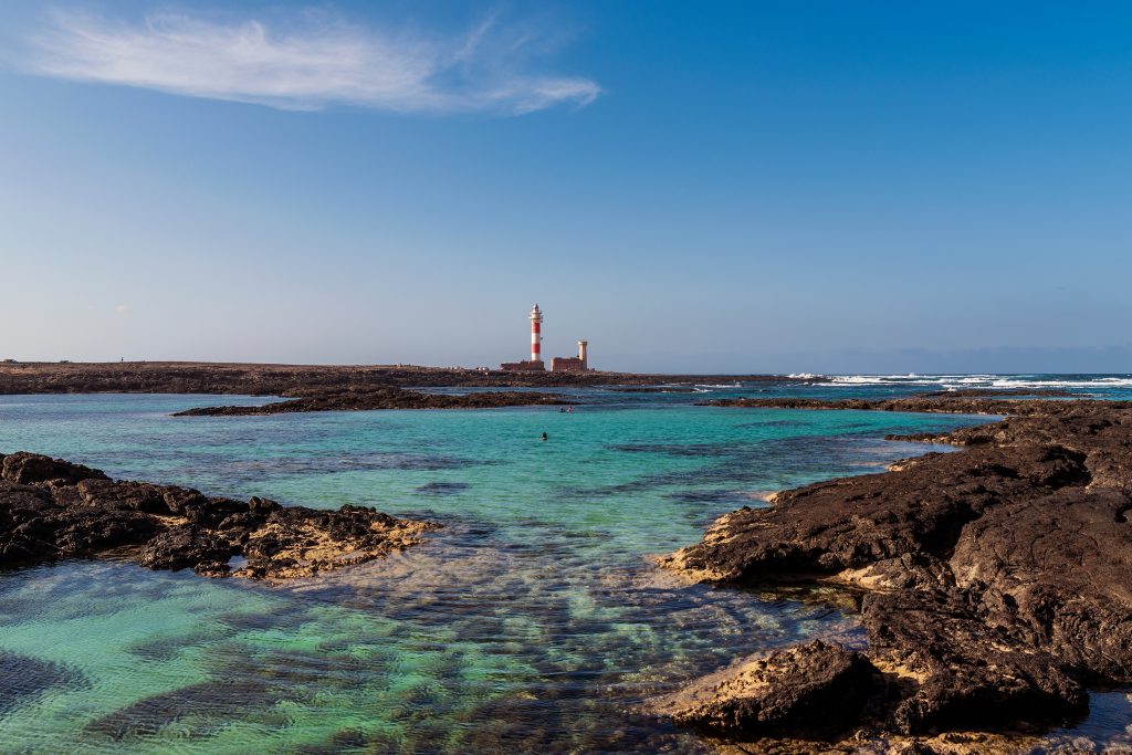 El cotillo是西班牙最好的海滨小镇之一，它的灯塔前有蓝绿色的水