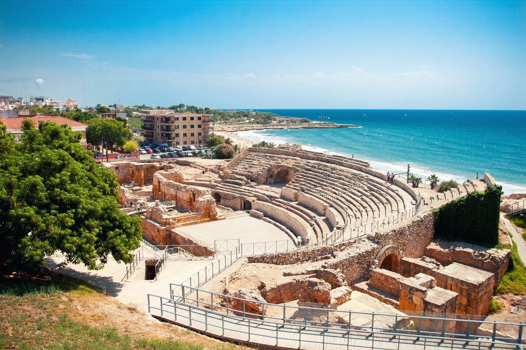 西班牙塔拉戈纳的罗马圆形剧场，以海滩为背景