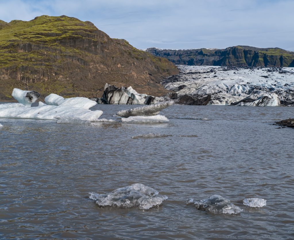 Sólheimajökull冰川，前景是一个湖