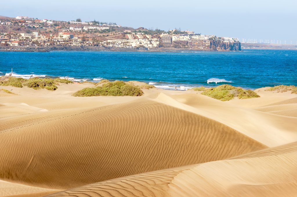maspalomas的沙丘和水在背景中可见，这是西班牙最好的海滩城镇之一