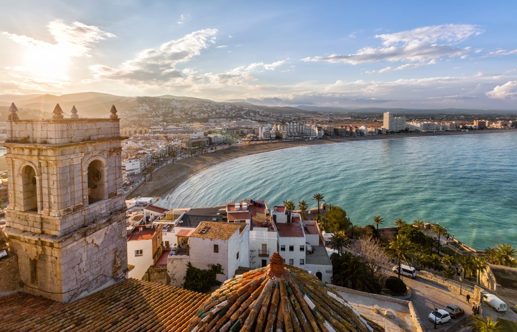从上面看西班牙瓦伦西亚，前景是一座塔，背景是西班牙海滩