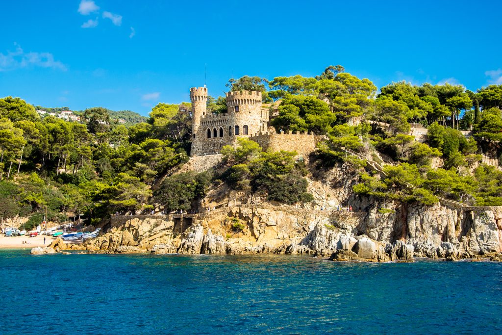 从水上俯瞰加泰罗尼亚海岸的城堡