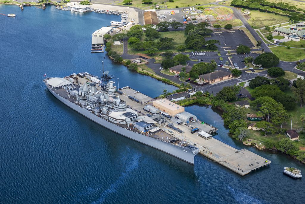 在珍珠港的密苏里战列舰的鸟瞰图