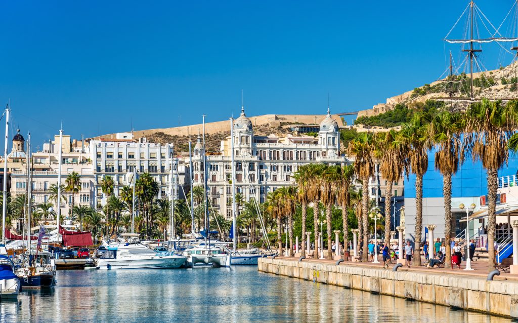 西班牙阿利坎特的码头，前景是水，西班牙最好的沿海城市之一