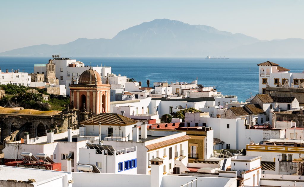 西班牙的塔里法镇被粉刷成白色，对岸的非洲清晰可见