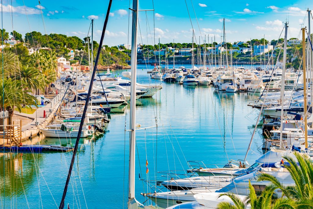 帆船停泊在西班牙最好的沿海城镇之一的cala d'or码头