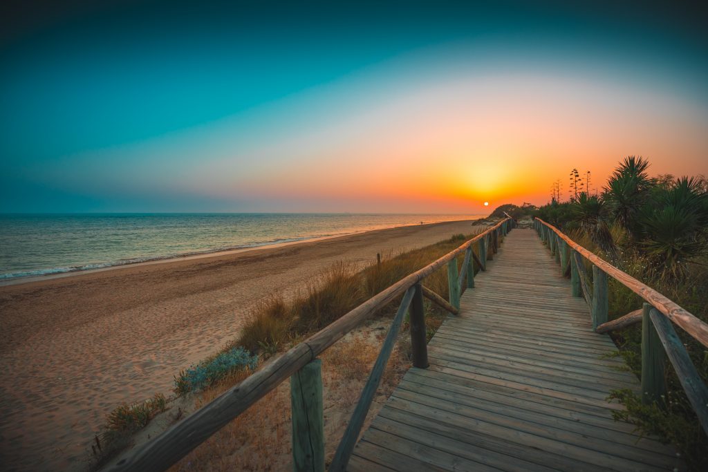 日落时分，罗塔海滩上的木板路