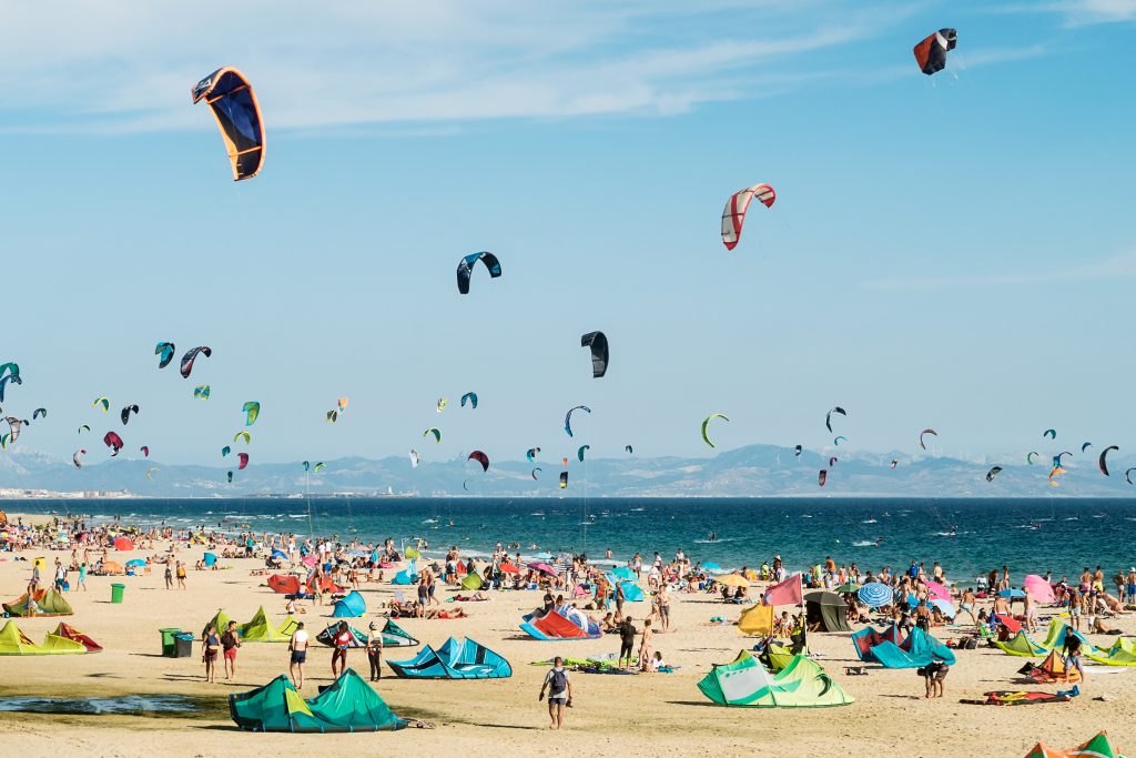 塔里法拥挤的海滩，风筝在空中飞舞，这是西班牙最好的海滩城镇之一