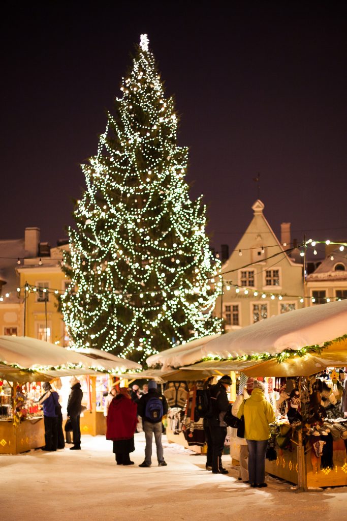 晚上的塔林圣诞集市，中心有一棵大树，是欧洲庆祝圣诞节的最佳地点之一