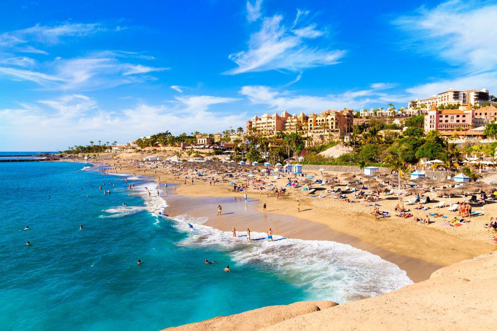西班牙加那利群岛上最著名的海滨小镇之一，科斯塔阿德杰的公爵海滩