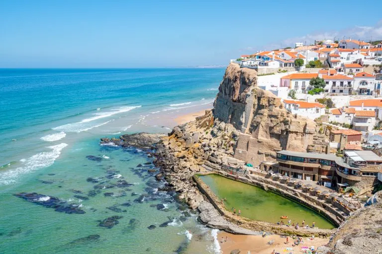 从上面可以看到azenhas do mar的海洋泳池，这是葡萄牙里斯本最好的一日游之一