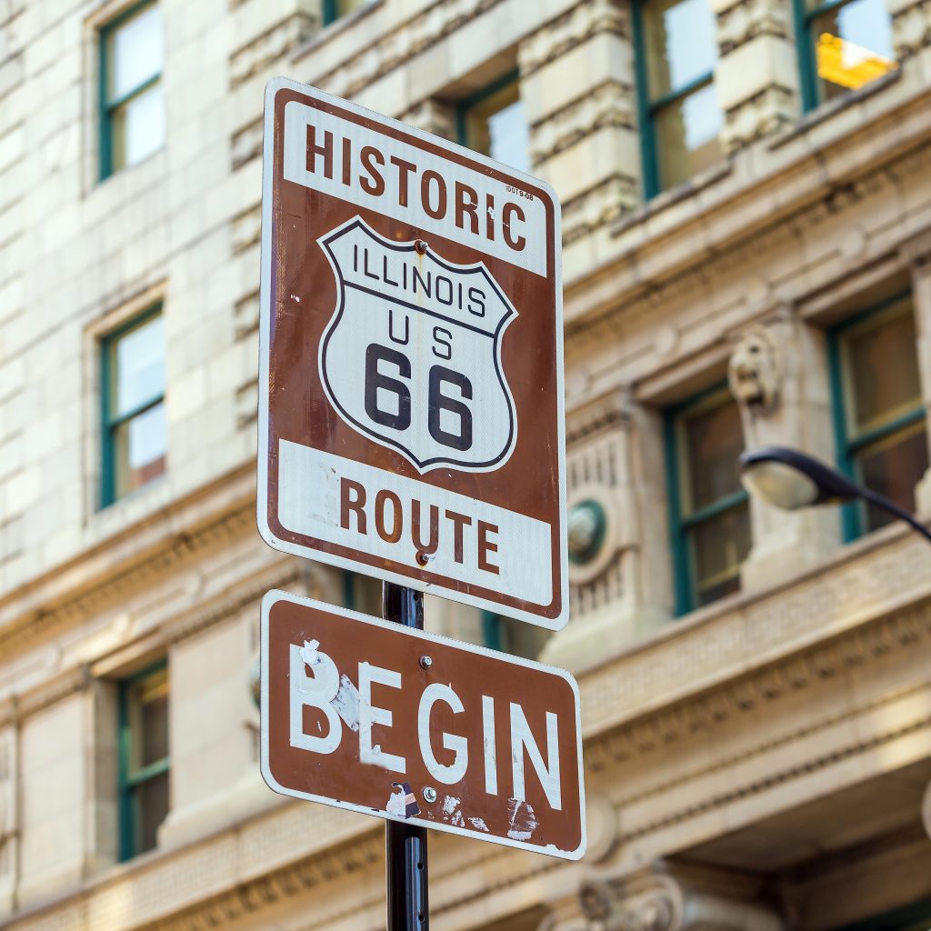 历史悠久的66号公路在芝加哥开始标志，美国中西部最顶级的公路旅行之一的开始