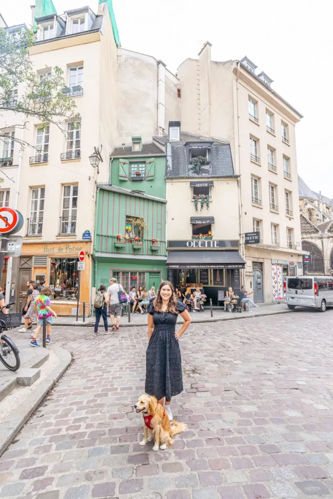 凯特·斯托姆和游侠·斯托姆站在odette巴黎咖啡馆前，这是第一次来巴黎旅行的有趣的一站必威体育官方登录