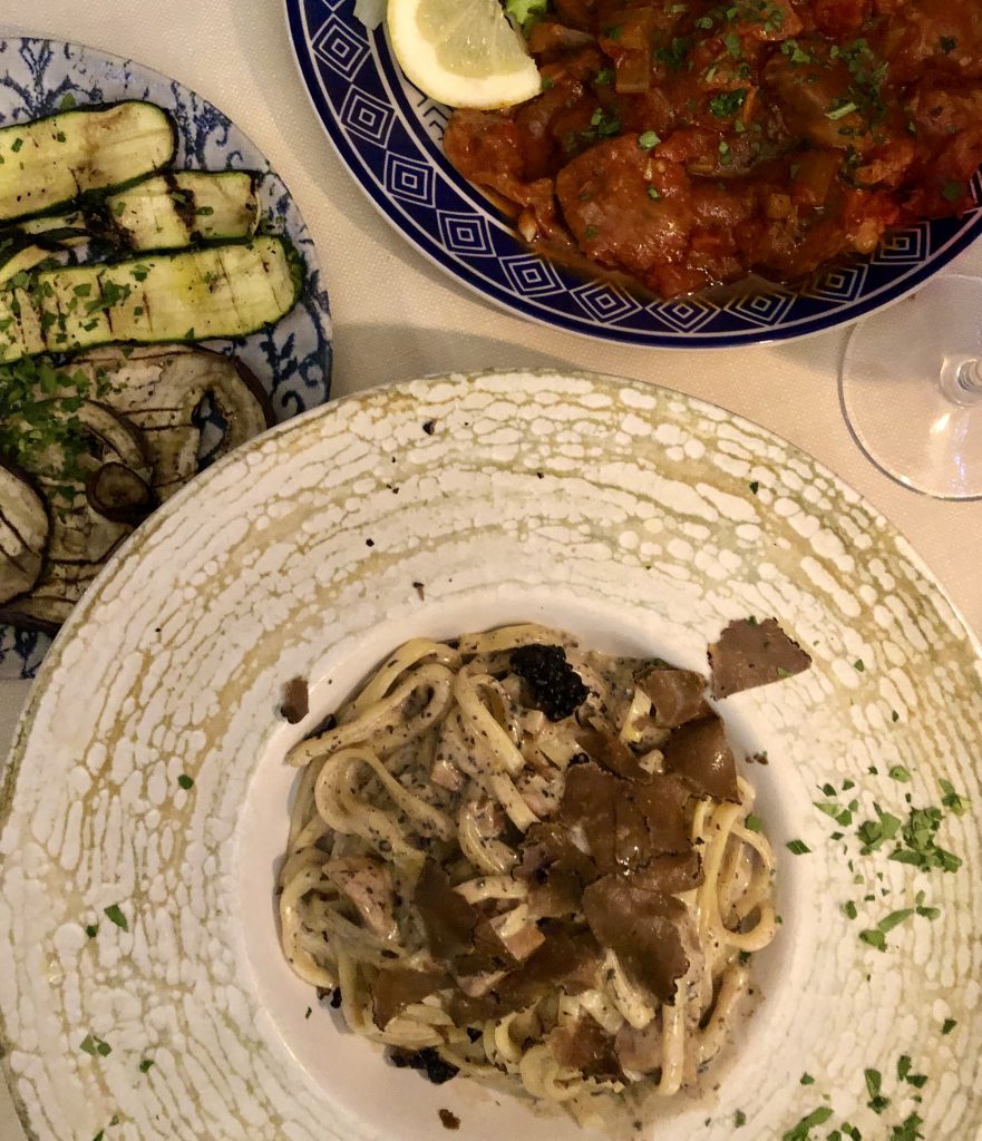 意大利一家餐厅的餐桌上，面食、肉碟和烤蔬菜摆放在一起