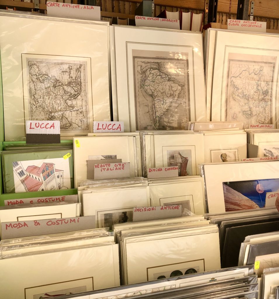 在意大利的一个古董市场上出售的古董地图，就像在旅行中购买物品时看到的那样必威体育官方登录