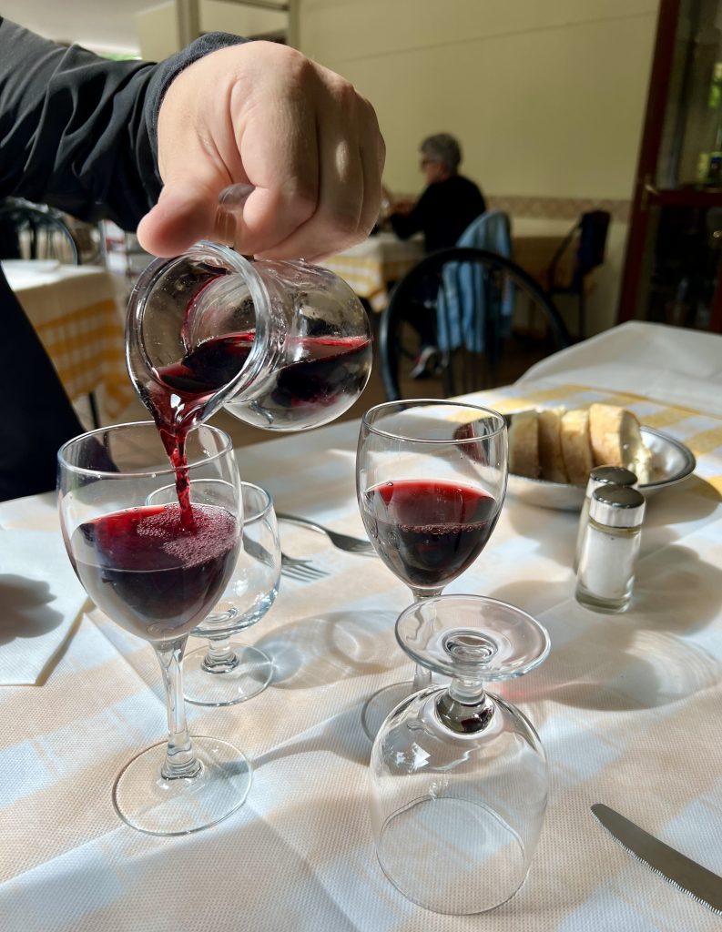 在意大利餐厅用餐时，用手将Della casa葡萄酒倒入2杯