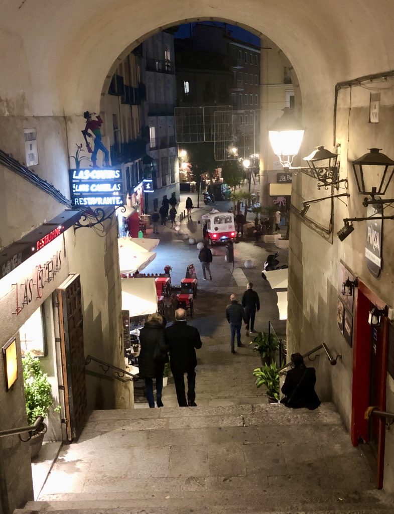夜晚，从马约尔广场出来的楼梯经过马德里的餐馆和小吃店