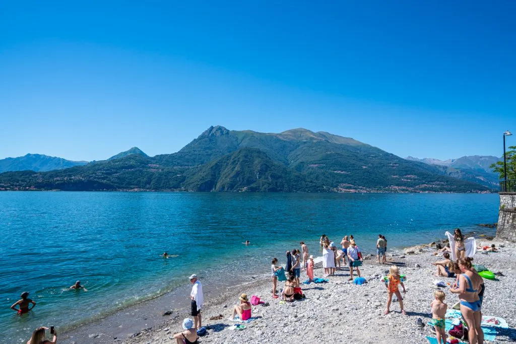 夏天，游客们在瓦雷纳湖的一个小海滩上享受着乐趣