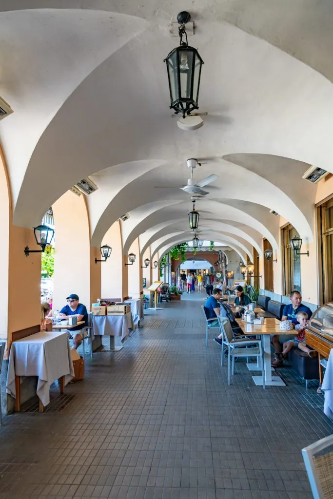 意大利贝拉吉奥的门廊两旁是商店和餐馆