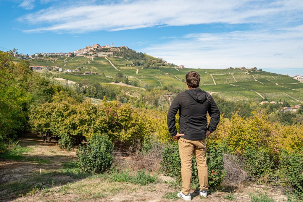 Jeremy storm俯瞰葡萄园和意大利的la morra村庄