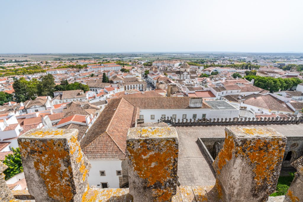 从哥特式大教堂的屋顶俯瞰埃弗拉葡萄牙
